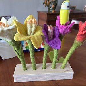 LOVEVERY felt flowers in a row